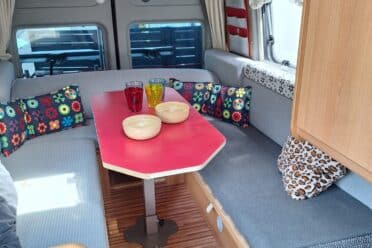Gemütliche Essecke in einem Campervan