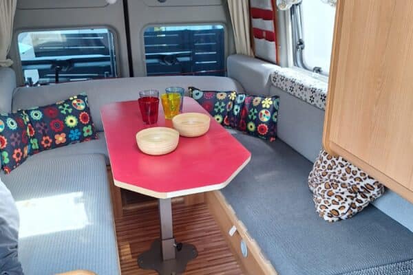 Coin repas cosy dans un van aménagé
