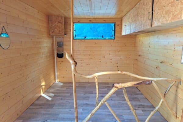 Intérieur cabane bois avec escalier rustique