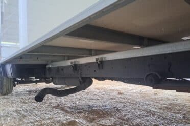 Sotto un camion con tubo di scarico a vista