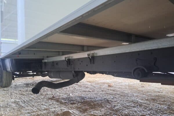Dessous d’un camion avec pot d’échappement visible