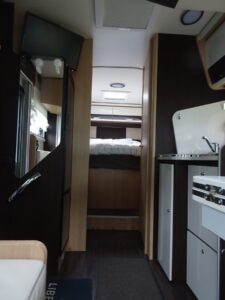Intérieur de camping-car avec lit et kitchenette