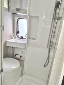 Salle de bain compacte de camping-car avec douche