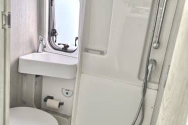 Kompaktes Badezimmer von Wohnmobil mit Dusche