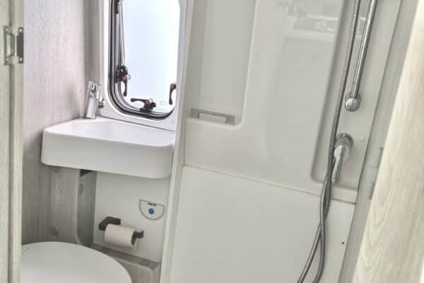Salle de bain compacte de camping-car avec douche