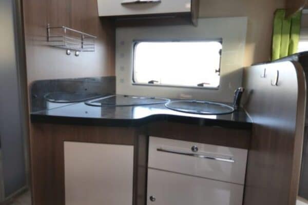 Cuisine compacte de camping-car moderne en bois