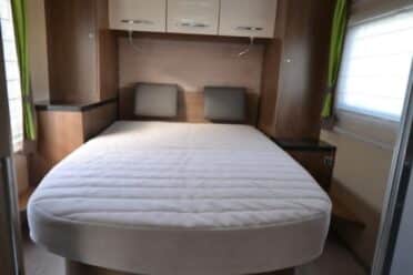 Camera Camper con letto matrimoniale centrale