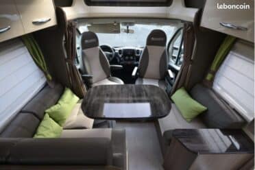 Interno del camper con salotto e tavolo