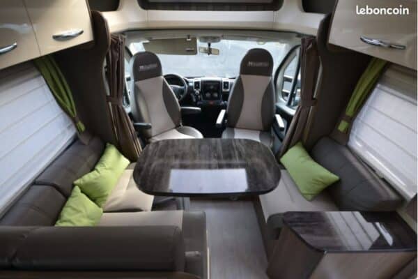 Intérieur de camping-car avec salon et table