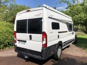 Camping-car blanc Elios garé en pleine nature