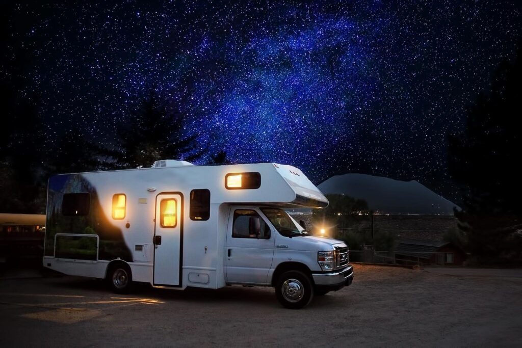 Camping-car sous ciel étoilé la nuit
