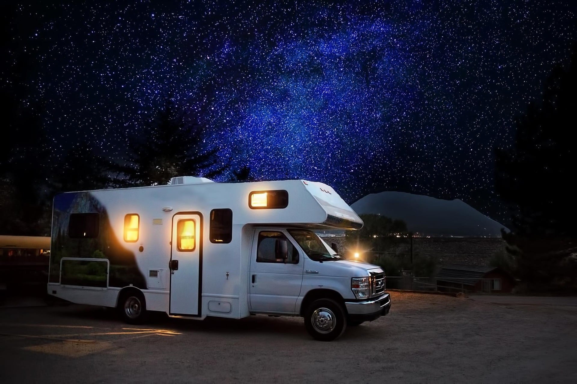 Camping-car sous ciel étoilé la nuit