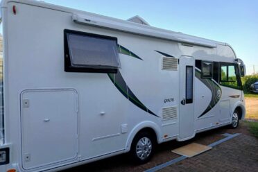 Wohnmobil weißer Exaltis im Freien geparkt