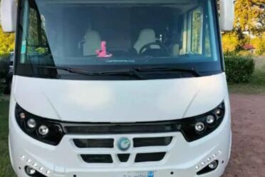 Camping-car blanc Chausson vu de face