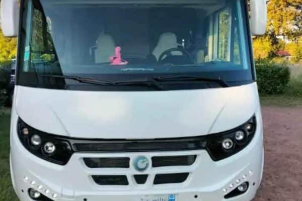 Camping-car blanc Chausson vu de face