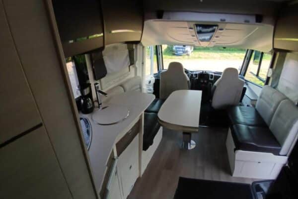 Intérieur moderne de camping-car avec coin repas