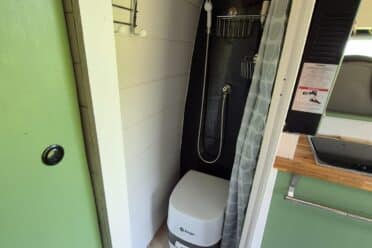 Petite salle de bain avec douche et WC