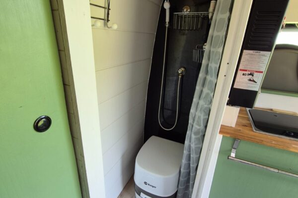 Kleines Badezimmer mit Dusche und WC