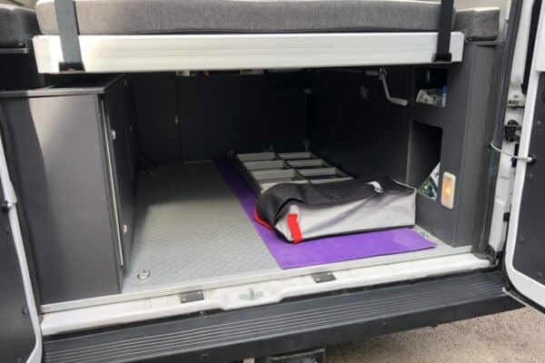 Soute de camping-car avec rangement et échelle pliante