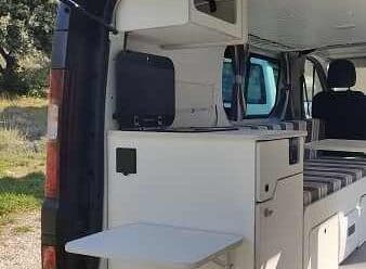 Aménagement intérieur de van avec kitchenette compacte