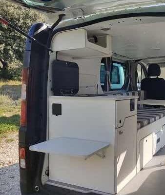 Aménagement intérieur de van avec kitchenette compacte