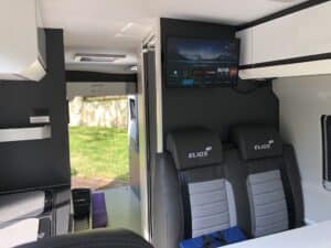 Intérieur moderne de camping-car avec télévision murale