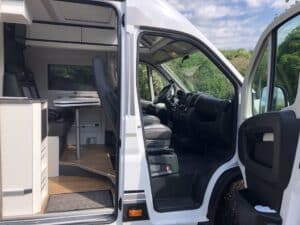 Intérieur moderne de camping-car avec porte ouverte
