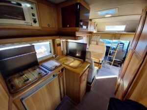 Intérieur de camping-car avec cuisine équipée