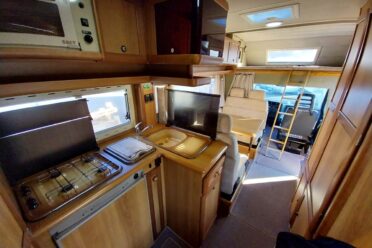Intérieur de camping-car avec cuisine équipée
