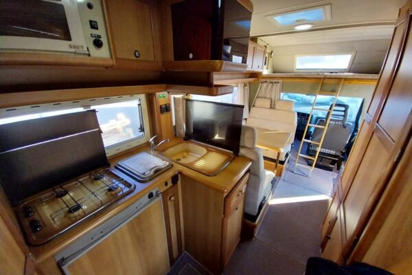 Intérieur de camping-car avec cuisine équipée