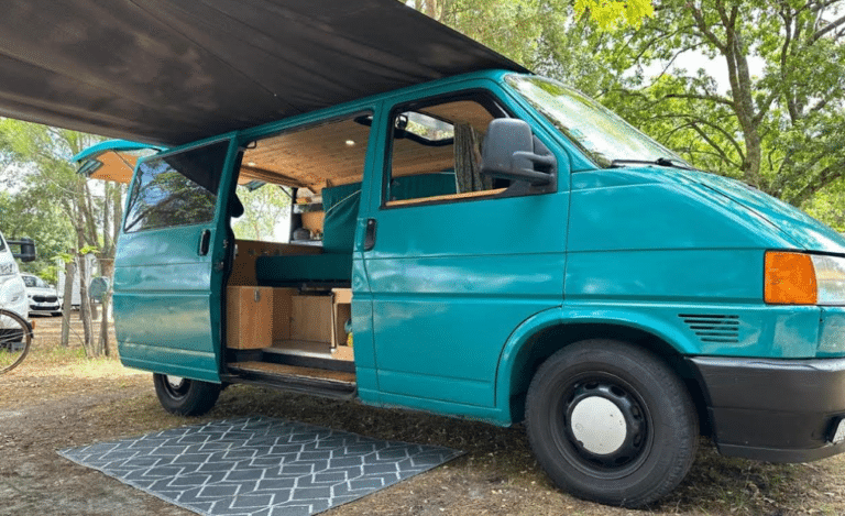 Van aménagé vert avec auvent ouvert