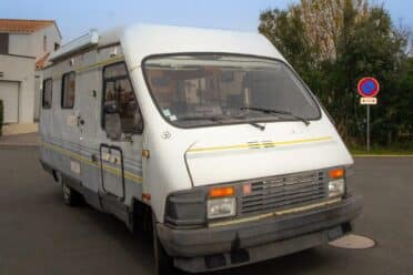 Camper bianco parcheggiato in una strada residenziale