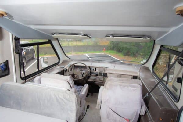 Intérieur d’un camping-car vue sur poste de conduite