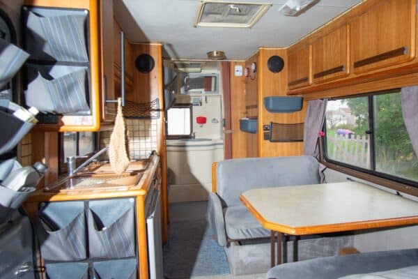 Intérieur de camping-car avec cuisine et coin repas