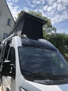 Van aménagé avec toit relevable ouvert