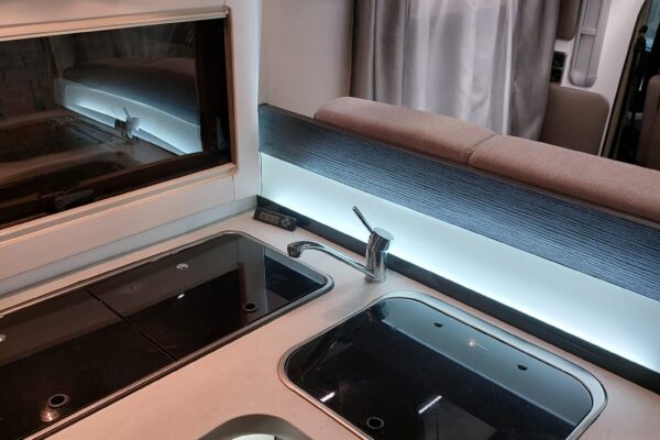 Cuisine moderne compacte dans un camping-car