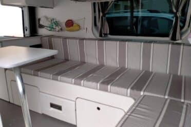 Banquette rayée dans van aménagé moderne