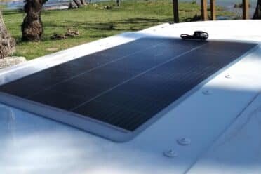 Panneau solaire installé sur toit de van