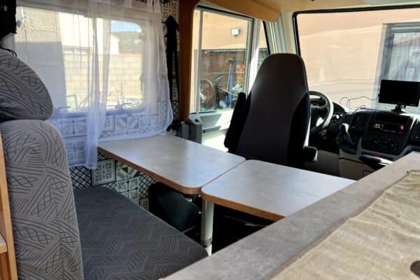 Intérieur de camping-car avec table et cabine avant