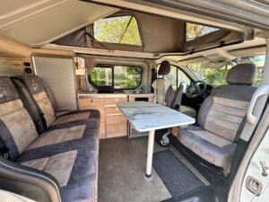 Intérieur de van aménagé avec toit relevable