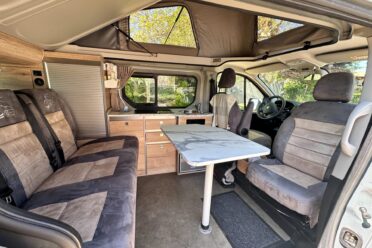 Intérieur de van aménagé avec toit relevable