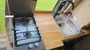 Cuisine compacte avec plaque gaz et évier inox