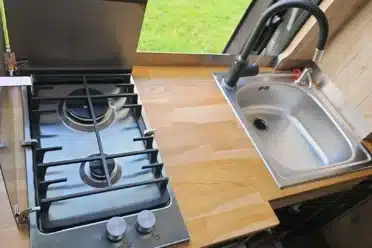 Cuisine compacte avec plaque gaz et évier inox