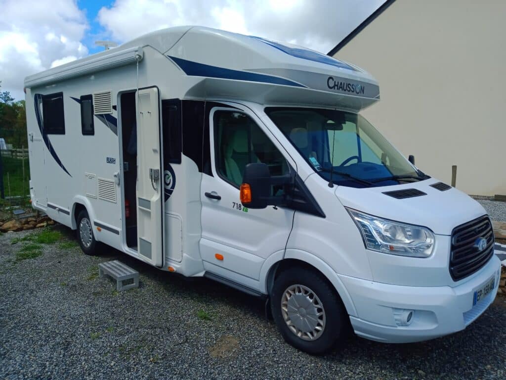 Camping-car Chausson blanc garé, porte ouverte