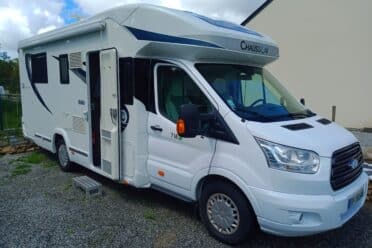Camping-car Chausson blanc garé, porte ouverte