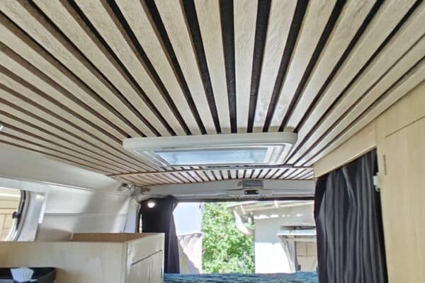 Intérieur de van aménagé avec lits superposés