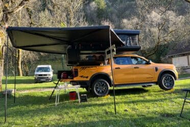 Pick-up trasformato con tente de toit per il campeggio
