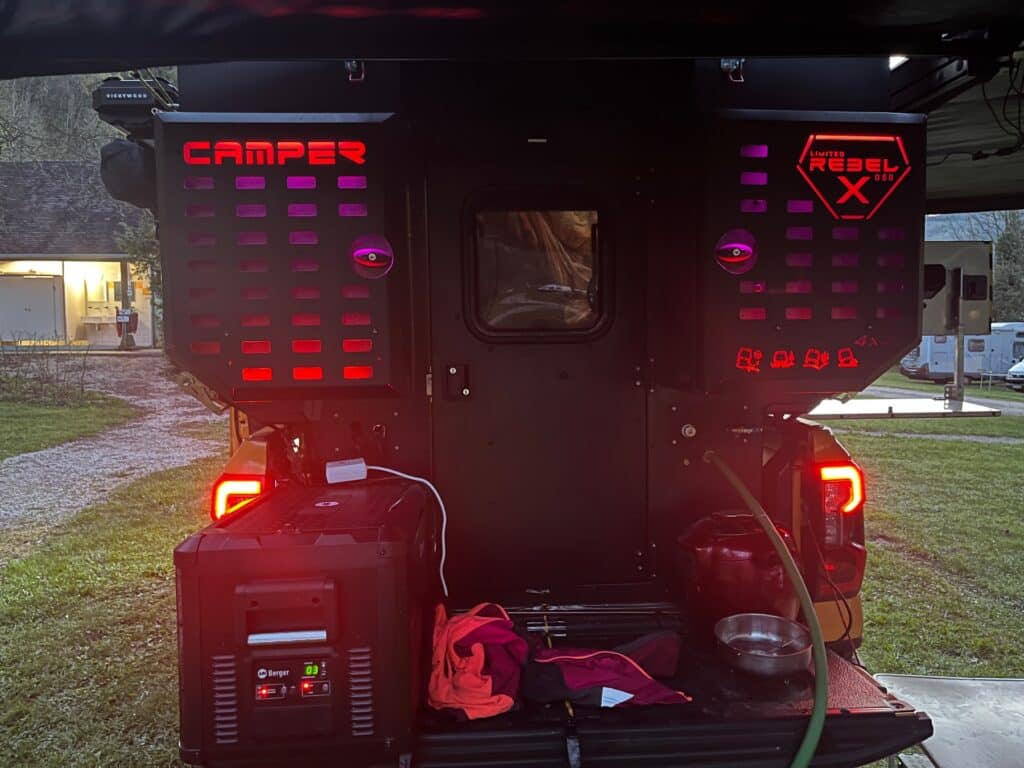 Arrière d’un pick-up camper éclairé en rouge