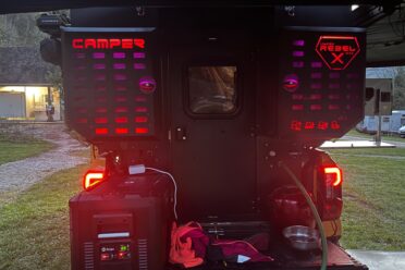 La parte posteriore di un camper pick-up illuminata in rosso