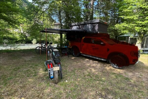 Pick-up aménagé au camping près d’une rivière